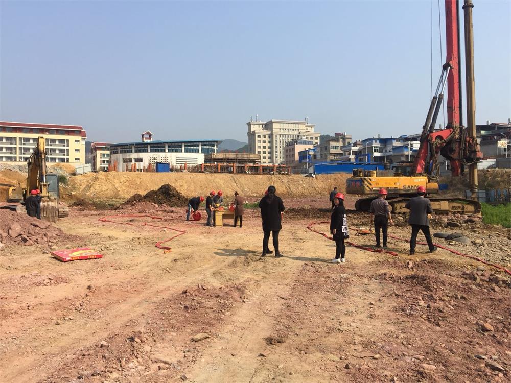 祝贺福建易顺建筑工程有限公司承建的松溪县工农路农贸市场及安置房综合体项目工程开机仪式