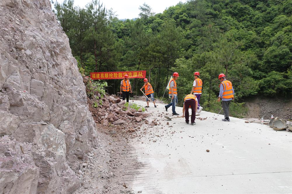 福建易顺建筑工程有限公司前往钱园桥大队堑上村抢险救灾