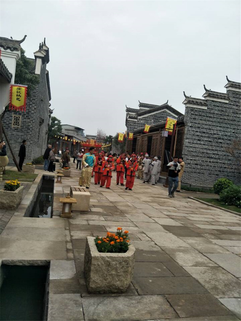 福建易顺建筑工程有限公司承建的建阳古建筑一条街考亭书院迎来送往八方游客