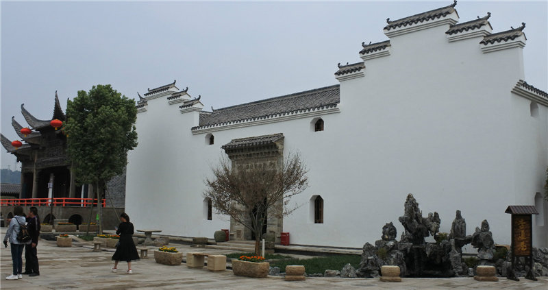 福建易顺建筑工程有限公司承建的建阳古建筑一条街考亭书院迎来送往八方游客
