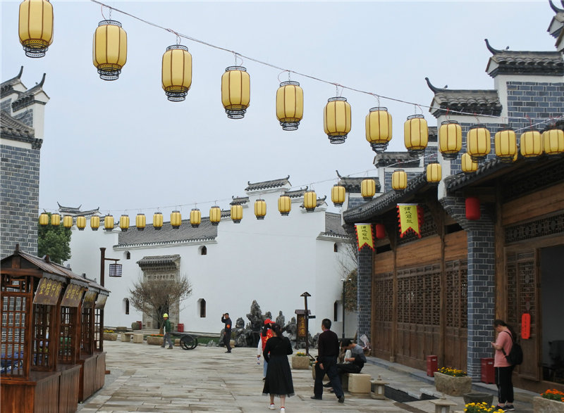 福建易顺建筑工程有限公司承建的建阳古建筑一条街考亭书院迎来送往八方游客