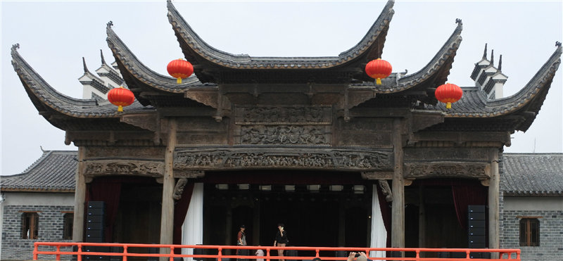 福建易顺建筑工程有限公司承建的建阳古建筑一条街考亭书院迎来送往八方游客