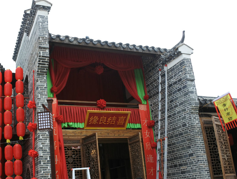 福建易顺建筑工程有限公司承建的建阳古建筑一条街考亭书院迎来送往八方游客