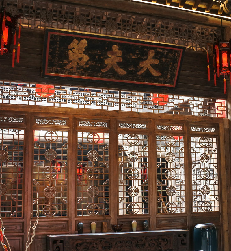 福建易顺建筑工程有限公司承建的建阳古建筑一条街考亭书院迎来送往八方游客