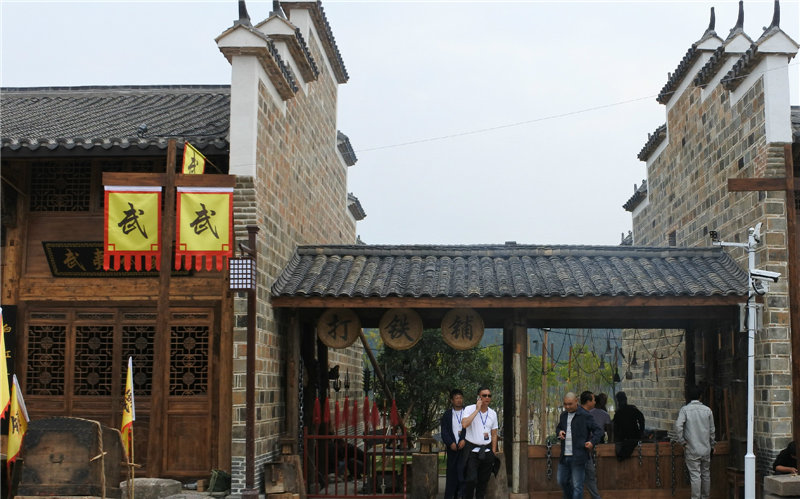 福建易顺建筑工程有限公司承建的建阳古建筑一条街考亭书院迎来送往八方游客