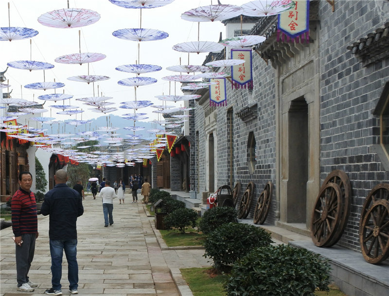 福建易顺建筑工程有限公司承建的建阳古建筑一条街考亭书院迎来送往八方游客