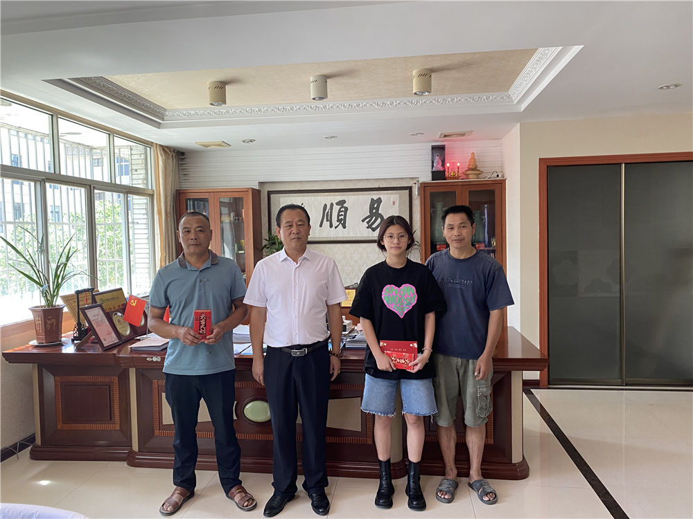 “关爱员工,情系学子”易顺公司董事长为员工子女发放助学金