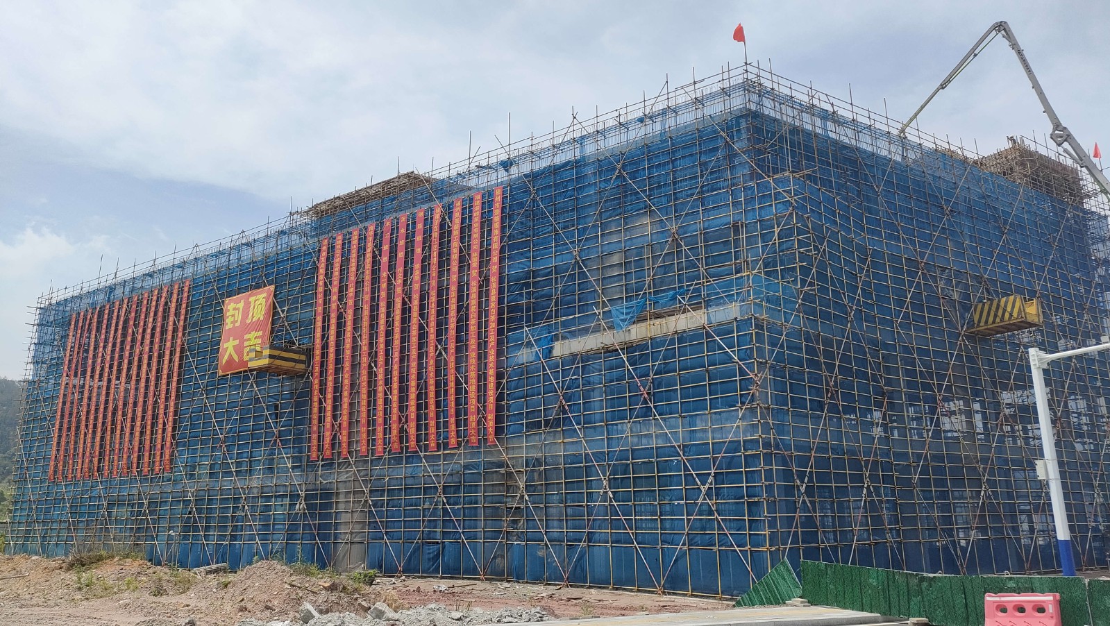易顺建工集团有限公司承建的熹茗白茶加工及产业技术基地建设项目一期工程顺利封顶!