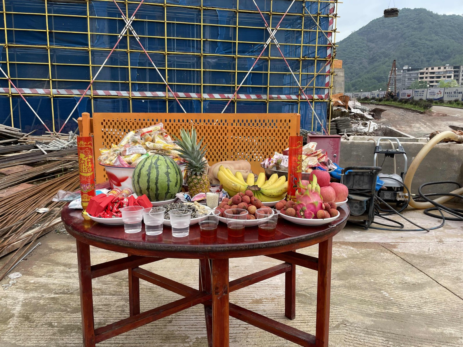 易顺建工集团有限公司承建的福建松溪经济开发区东园新型纺织专业园标准化厂房项目一期工程顺利封顶!