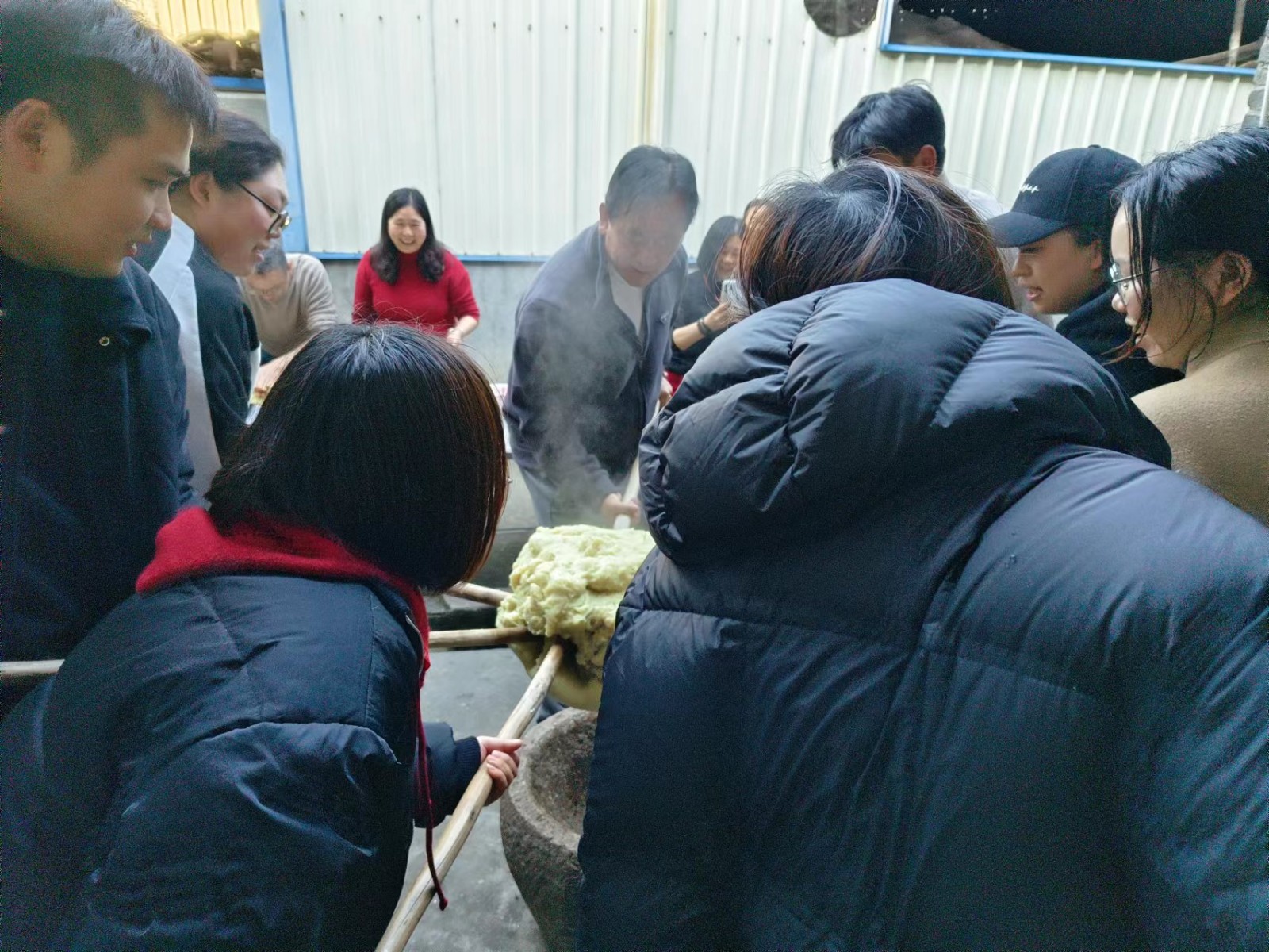 易顺建工集团:体验黄粿制作,传承传统文化