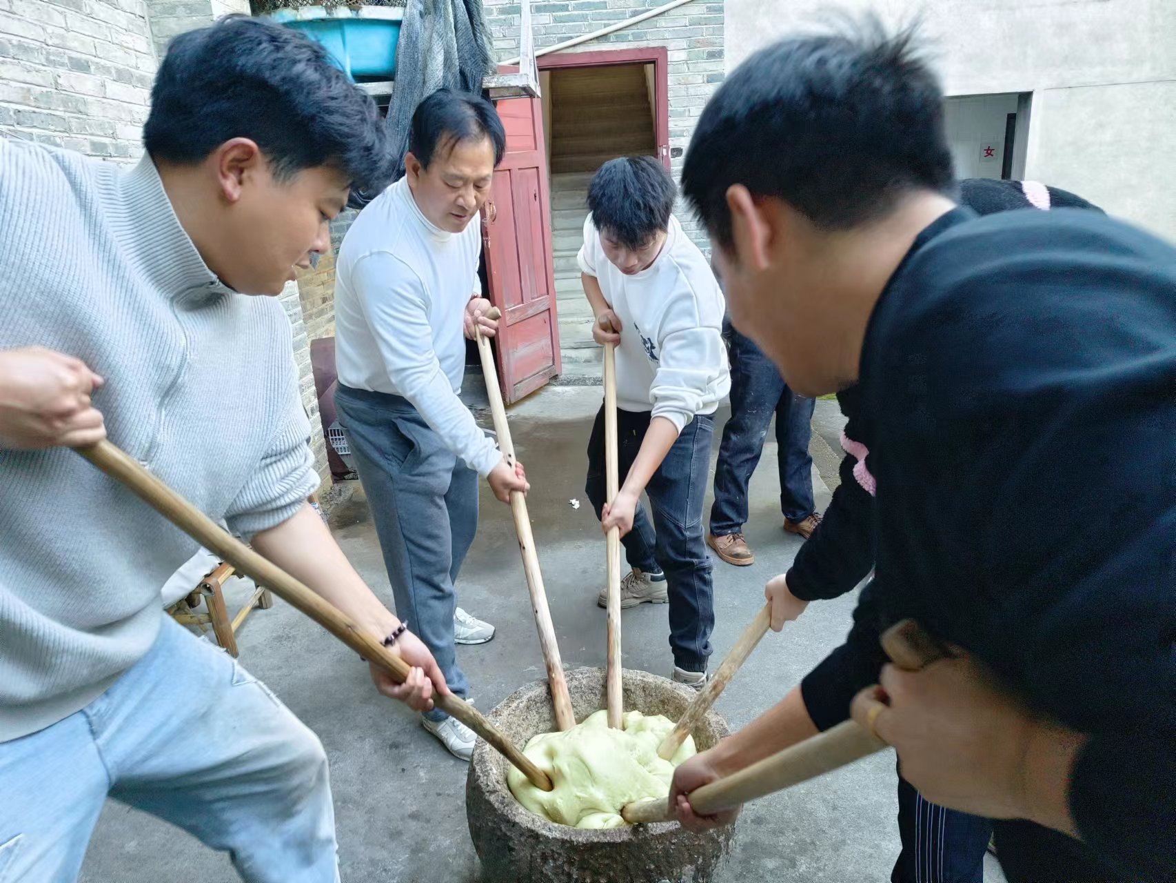 易顺建工集团:体验黄粿制作,传承传统文化
