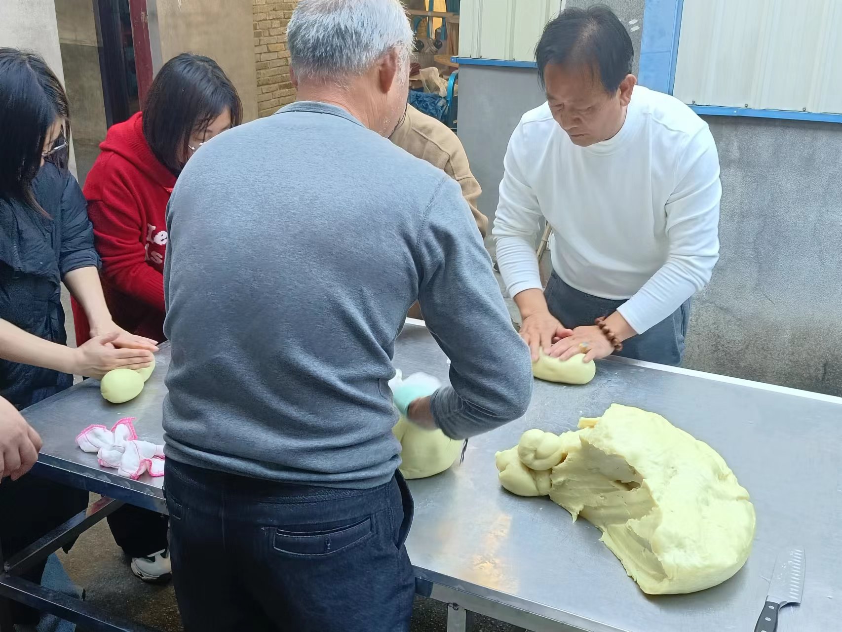 易顺建工集团:体验黄粿制作,传承传统文化