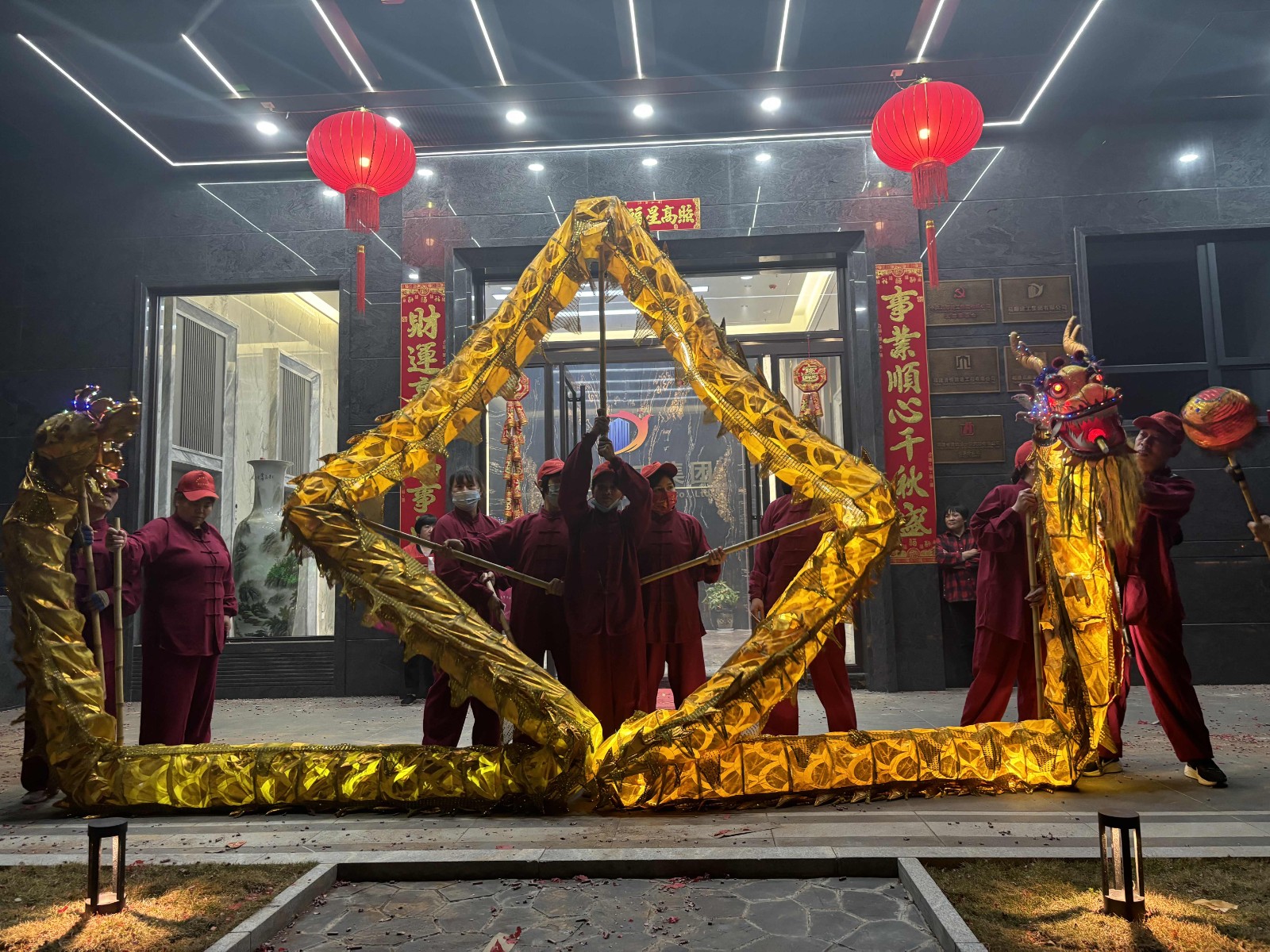 龙舞翩翩,瑞气盈门!