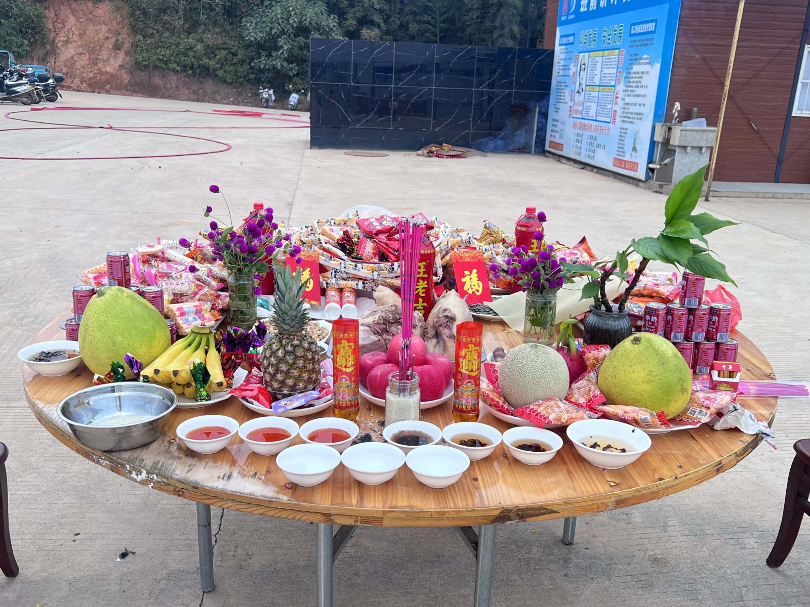 易顺建工集团有限公司承建的松溪县三和循环经济产业园标准化厂房和基础设施提升项目——标准化厂房建设项目封顶大吉!
