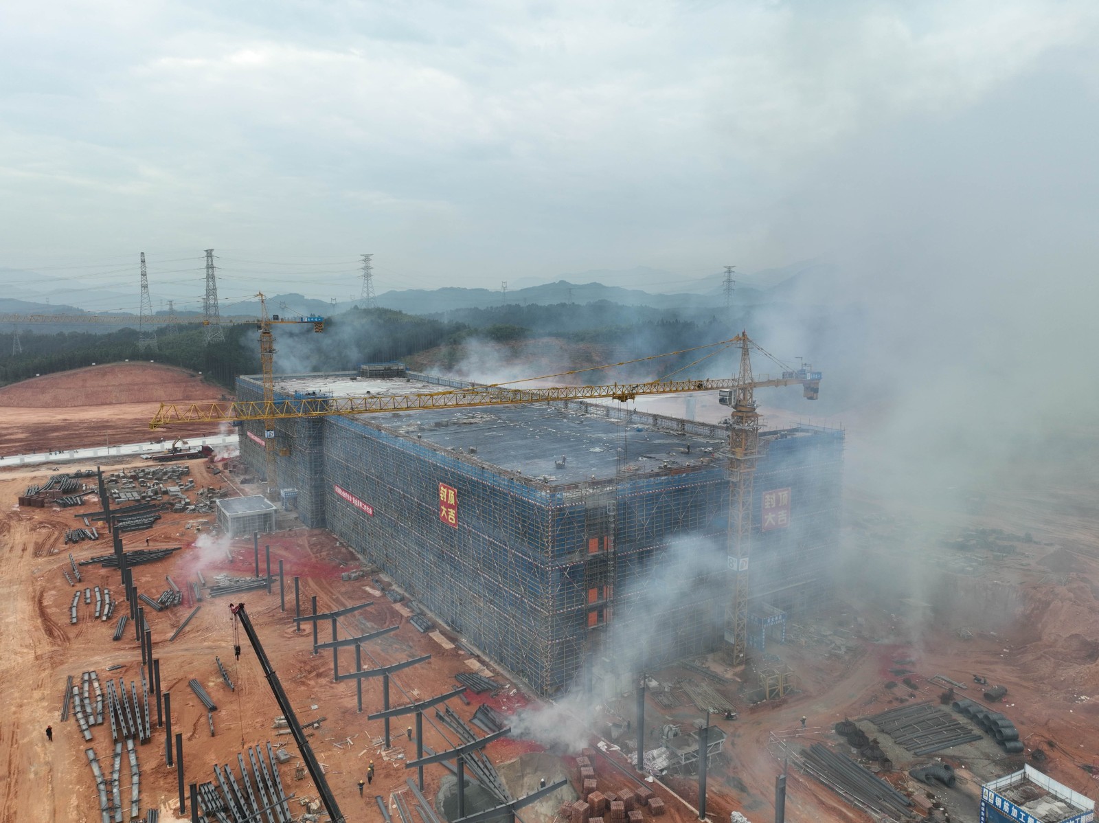易顺建工集团有限公司承建的松溪县三和循环经济产业园标准化厂房和基础设施提升项目——标准化厂房建设项目封顶大吉!
