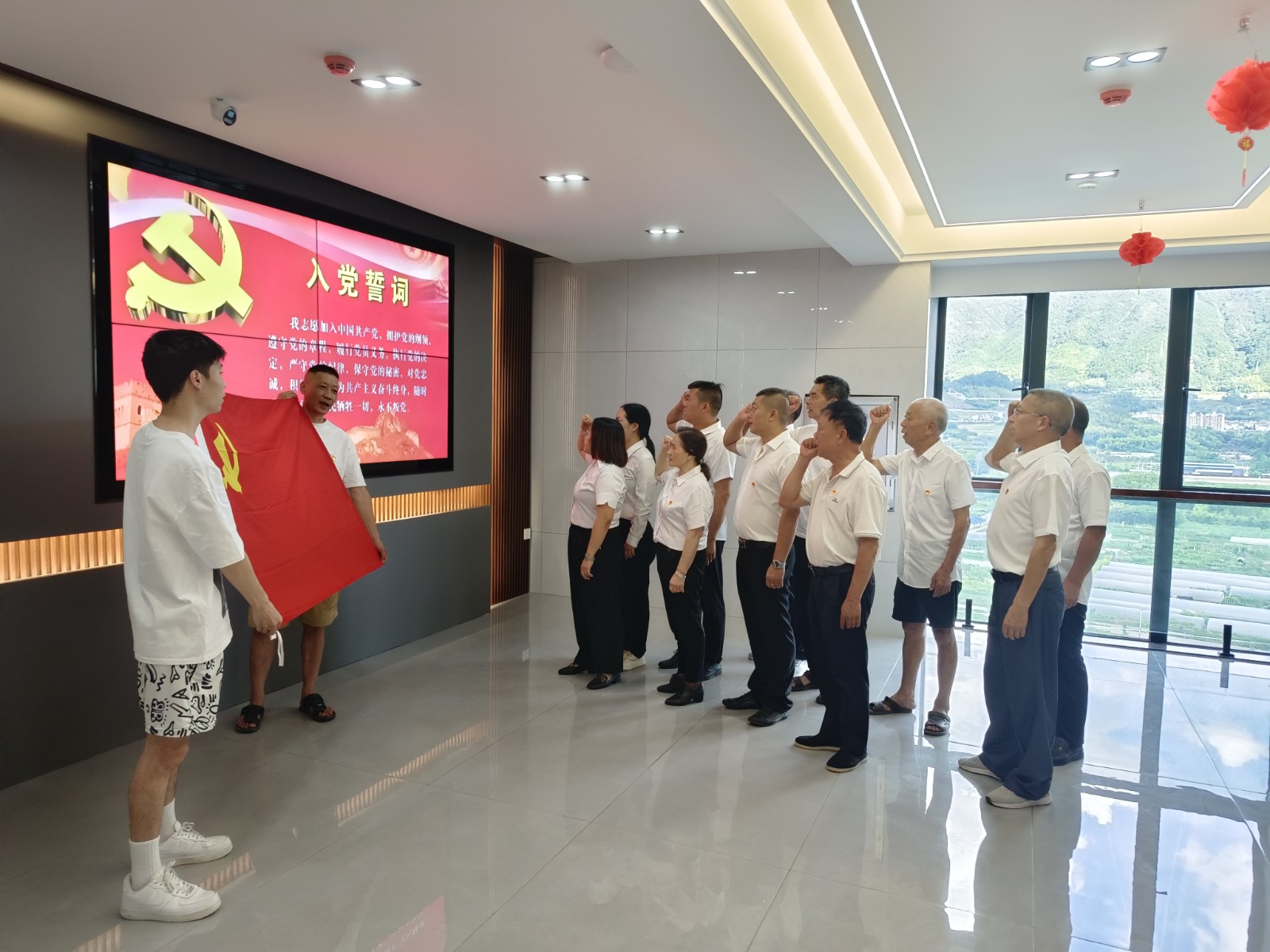 易顺建工集团有限公司党支部召开深入贯彻中央八项规定精神学习教育会暨“七一”专题党课