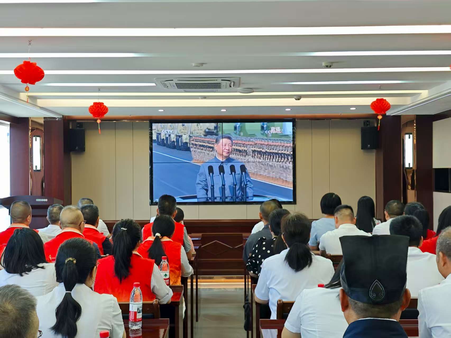 易顺建工集团有限公司联合松溪县委统战部机关集中集中观看纪念中国人民抗日战争暨世界反法西斯战争胜利80周年大会