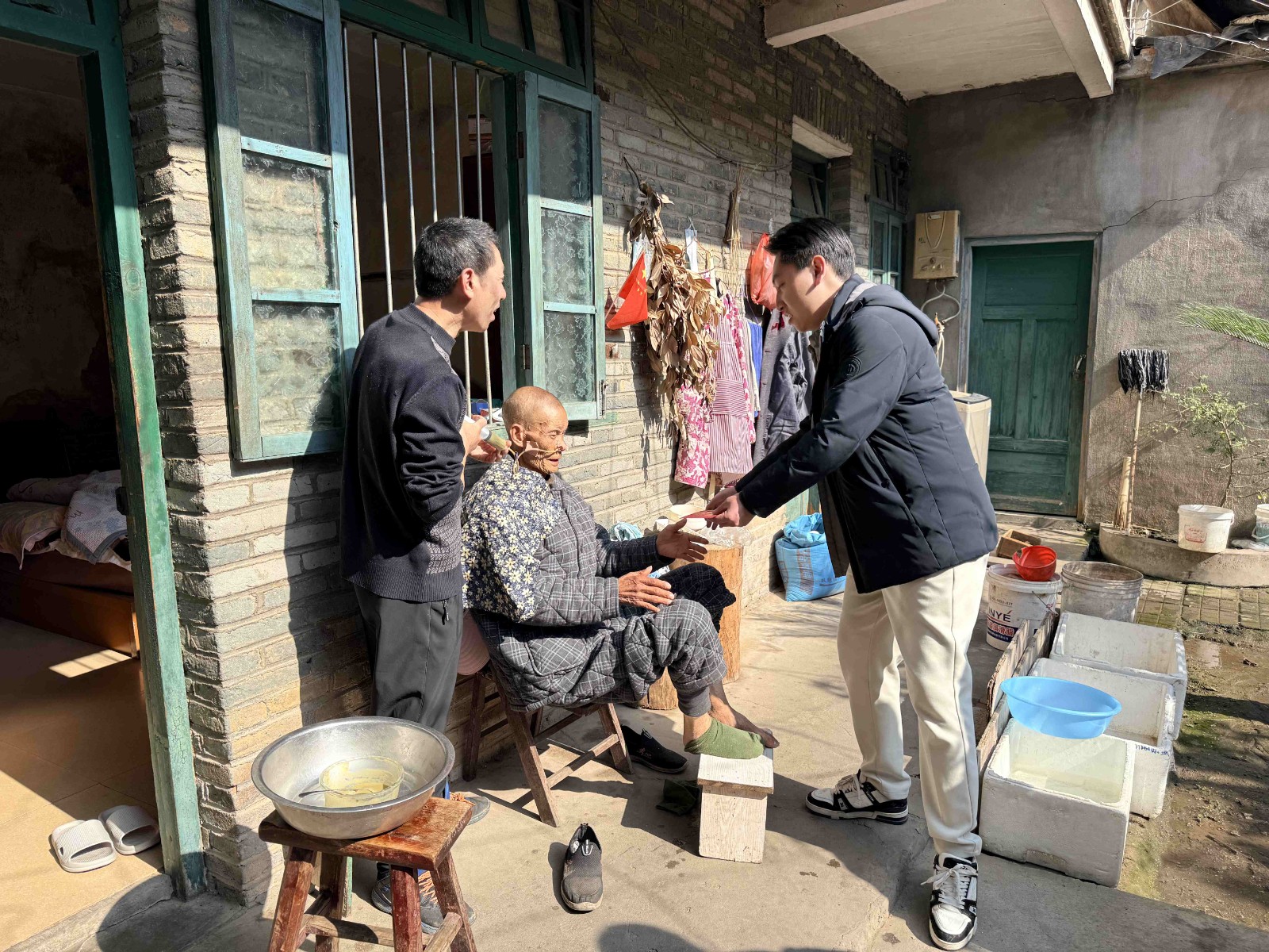 情暖寒冬，心系民生——易顺建工集团开展困难党员及群众慰问活动